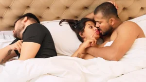 Indian Desi Wife has hardcore sex with Husband’s office Boss fuck pussy video hindi